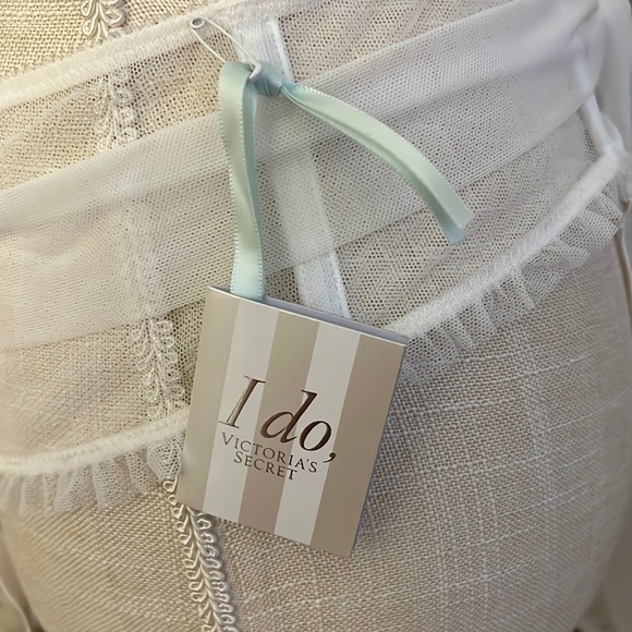 Victoria Secret, I Do Garner - Picture 3 of 4